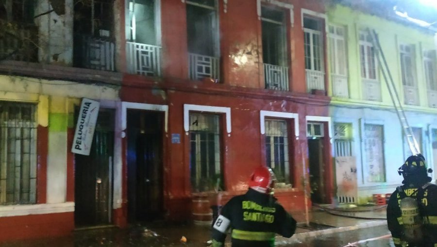 Al menos ocho viviendas fueron afectadas por incendio en el centro de Santiago: se registran lesionados