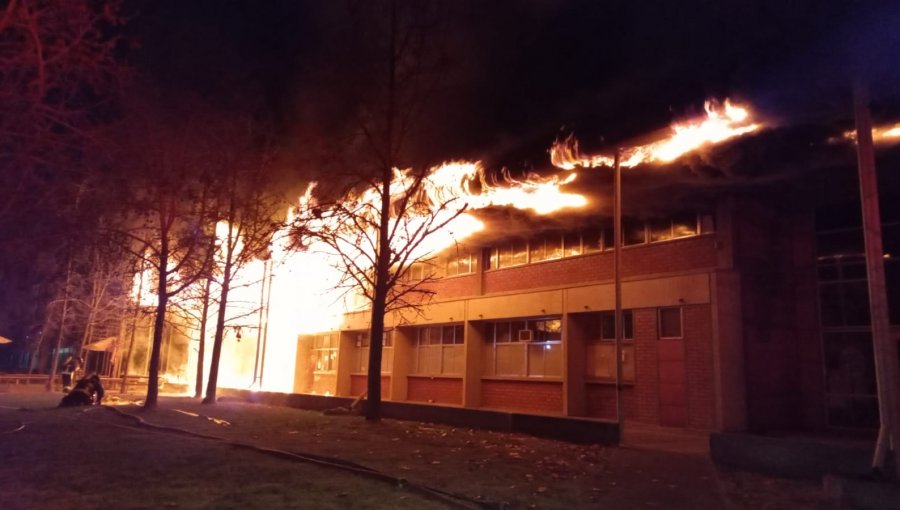 Rector de la Universidad Católica por incendio en campus San Joaquín: "No hay daños humanos y eso es lo principal"