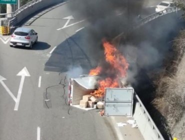 Dos personas fallecidas deja volcamiento y posterior incendio de camión en Vitacura