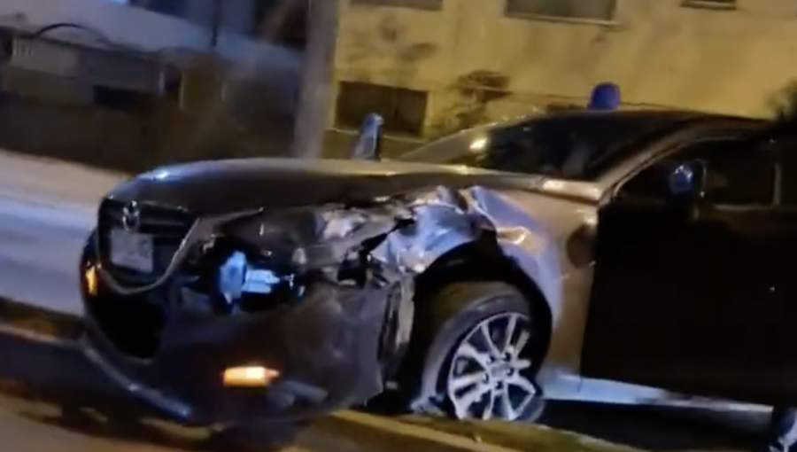 Mujer perdió la consciencia luego de colisión que involucró a cinco vehículos y una motocicleta en Viña del Mar