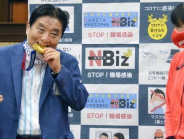 Atleta olímpica japonesa recibirá una nueva medalla luego de que un alcalde mordiera la suya