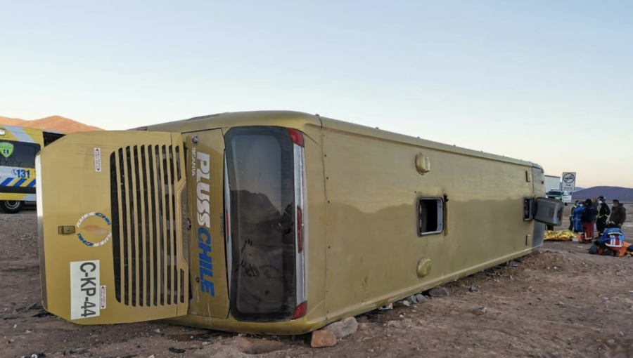 Volcamiento de bus en ruta a Calama deja a una persona en riesgo vital y a otras 10 con diversas lesiones