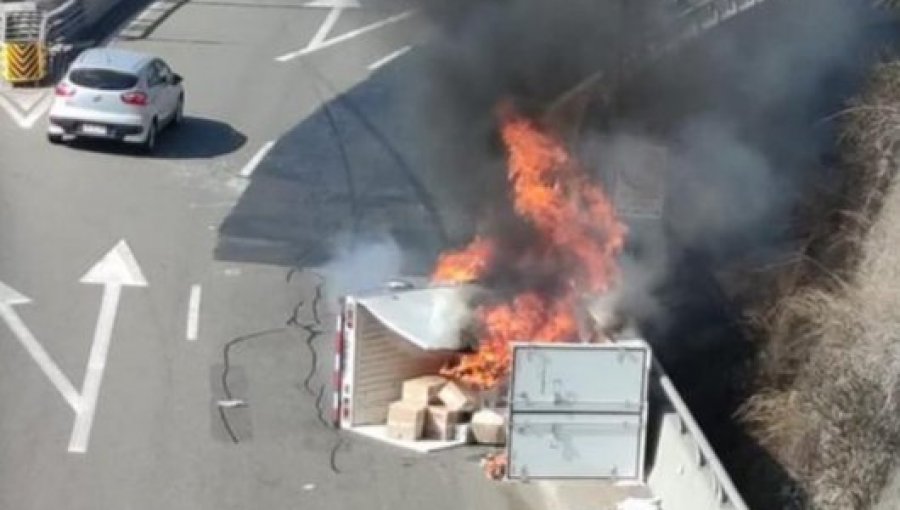 Dos personas fallecidas deja volcamiento y posterior incendio de camión en Vitacura