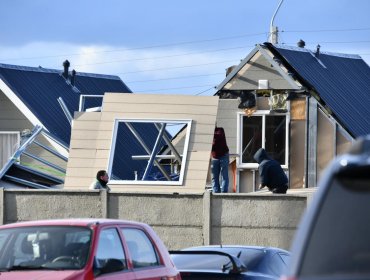 Fuertes vientos provocan desprendimiento de techumbres, cortes de luz y caída de árboles en Punta Arenas