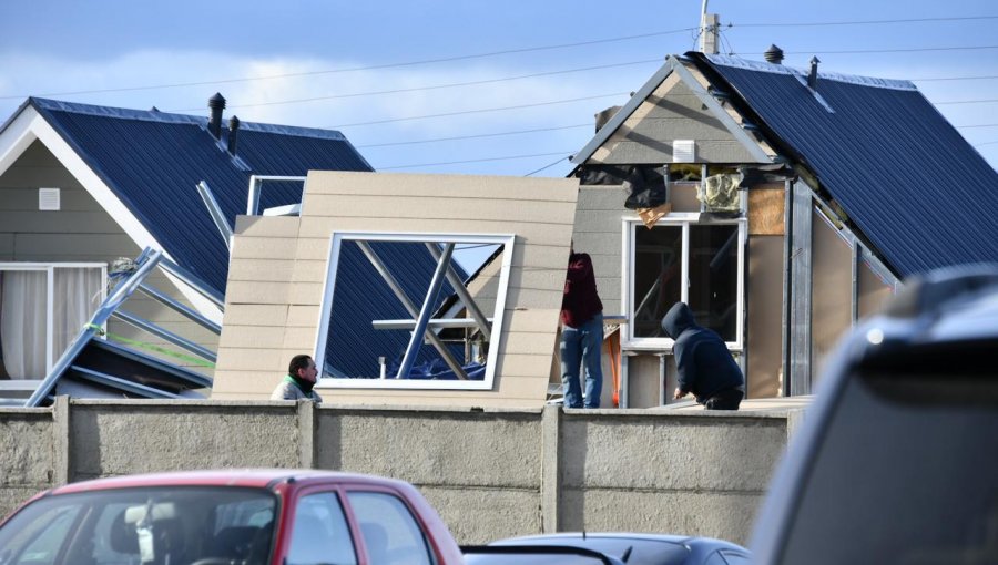 Fuertes vientos provocan desprendimiento de techumbres, cortes de luz y caída de árboles en Punta Arenas