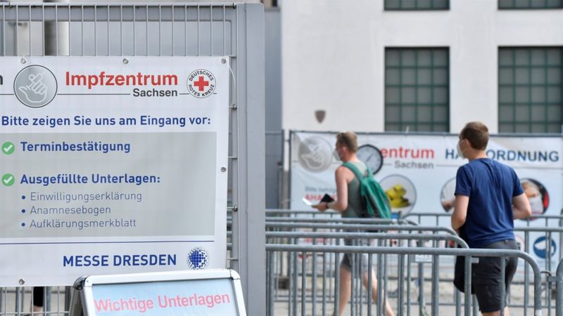 Investigan a enfermera negacionista acusada de inyectar suero en lugar de la vacuna contra el Covid-19 en Alemania