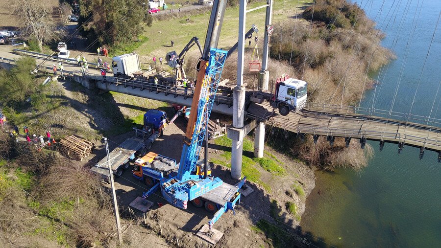 Tras dos días "colgando": retiran camión forestal que quedó atrapado en la pasarela Quillem