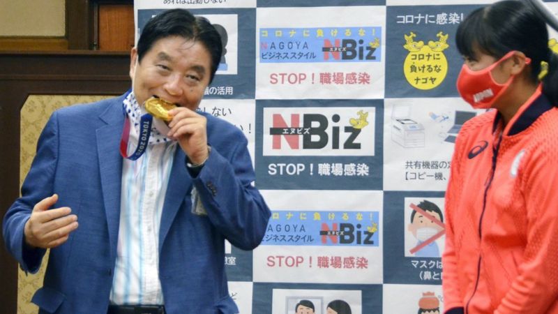 Atleta olímpica japonesa recibirá una nueva medalla luego de que un alcalde mordiera la suya