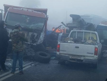 Cinco personas fallecidas deja colisión de alta energía entre camión y minibús que transportaba a trabajadores en San Clemente