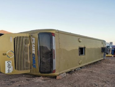 Volcamiento de bus en ruta a Calama deja a una persona en riesgo vital y a otras 10 con diversas lesiones