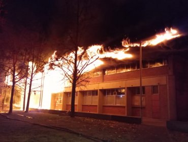 Rector de la Universidad Católica por incendio en campus San Joaquín: "No hay daños humanos y eso es lo principal"