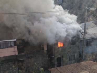 Nueva emergencia en Valparaíso: Incendio afectó a dos viviendas del cerro Florida