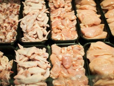 Sernac presenta demanda colectiva contra Walmart y SMU por caso de colusión en venta de pollos