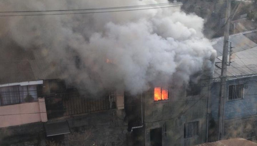 Nueva emergencia en Valparaíso: Incendio afectó a dos viviendas del cerro Florida