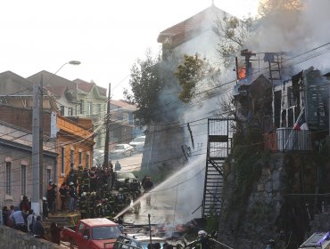 Incendio en el cerro San Juan de Dios de Valparaíso deja cinco viviendas afectadas, 17 damnificados y tres bomberos lesionados