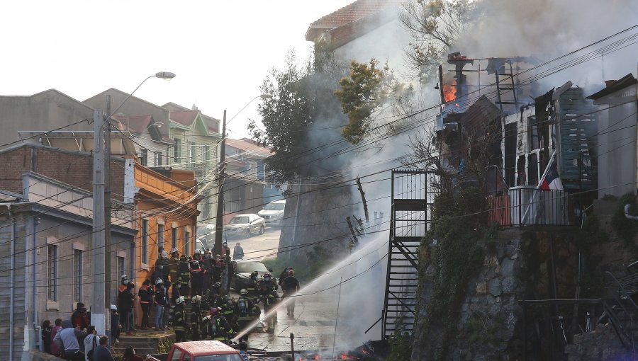 Incendio en el cerro San Juan de Dios de Valparaíso deja cinco viviendas afectadas, 17 damnificados y tres bomberos lesionados