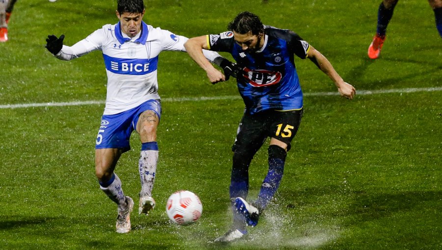 Universidad Católica sufrió con la lluvia y terminó cayendo ante Huachipato