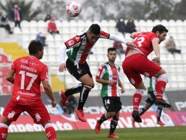 Curicó Unido tomó aire tras derrotar a un Palestino que terminó el duelo con 9 hombres