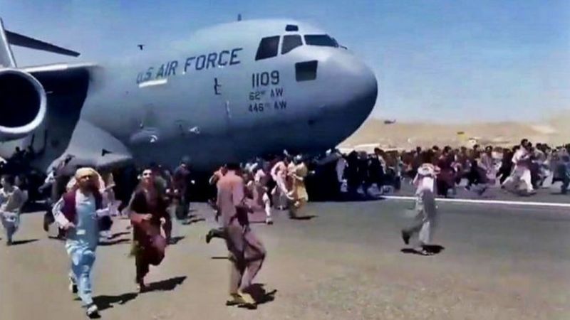 Las desesperadas escenas en el aeropuerto de Kabul donde miles de personas intentan escapar de los talibanes