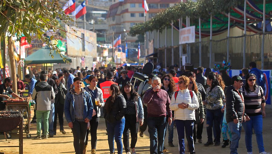 Fonderos de Valparaíso le bajan el telón a las tradicionales ramadas del parque Alejo Barrios: hubo discrepancia con la Seremi de Salud