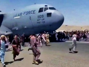 Las desesperadas escenas en el aeropuerto de Kabul donde miles de personas intentan escapar de los talibanes