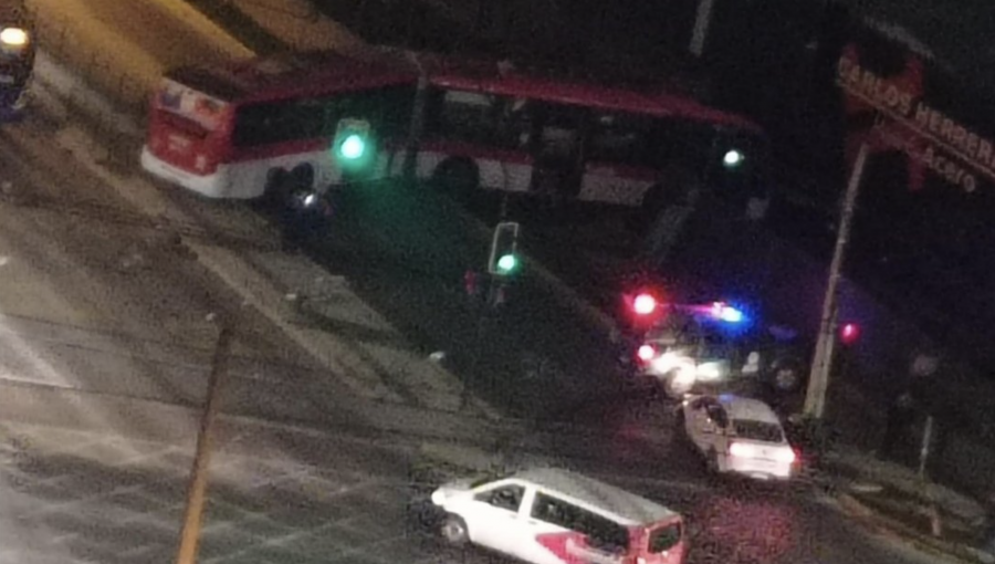 Tres lesionados deja accidente que involucró a camioneta de Gendarmería y bus del Transantiago en San Miguel