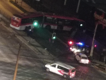 Tres lesionados deja accidente que involucró a camioneta de Gendarmería y bus del Transantiago en San Miguel