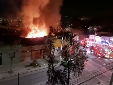 Bomberos combate incendio de grandes proporciones en vivienda de Recoleta