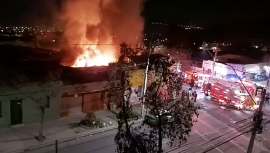 Bomberos combate incendio de grandes proporciones en vivienda de Recoleta