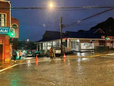 Intensas lluvias inundan la Calle 18 y otros sectores de Ancud: al menos 6 locales comerciales afectados