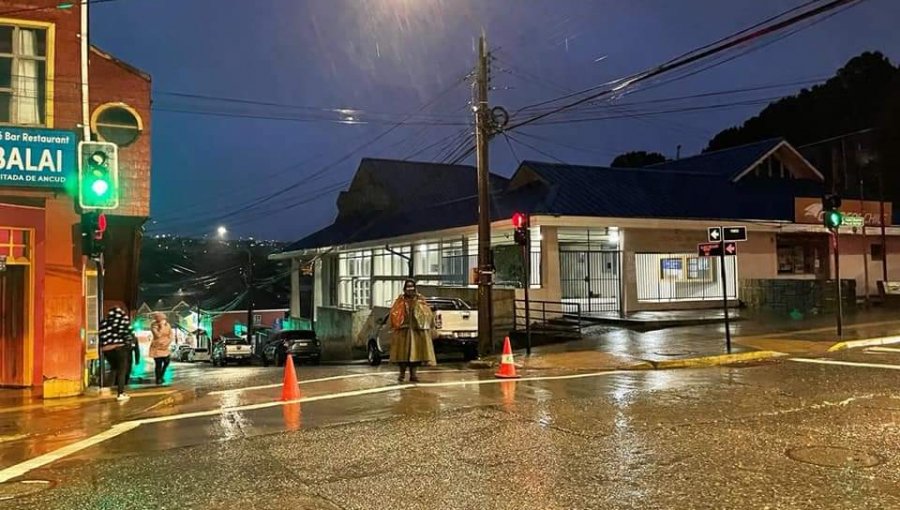 Intensas lluvias inundan la Calle 18 y otros sectores de Ancud: al menos 6 locales comerciales afectados