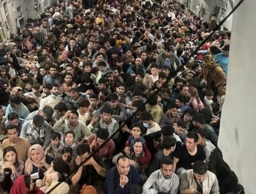 La impactante imagen que muestra a 640 personas huyendo de Afganistán en un avión militar estadounidense