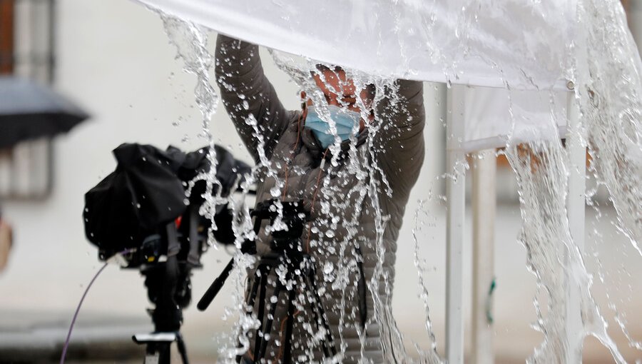 Alcalde de Maipú pide suspender dos días la vacunación de adultos mayores por pronósticos de lluvias intensas