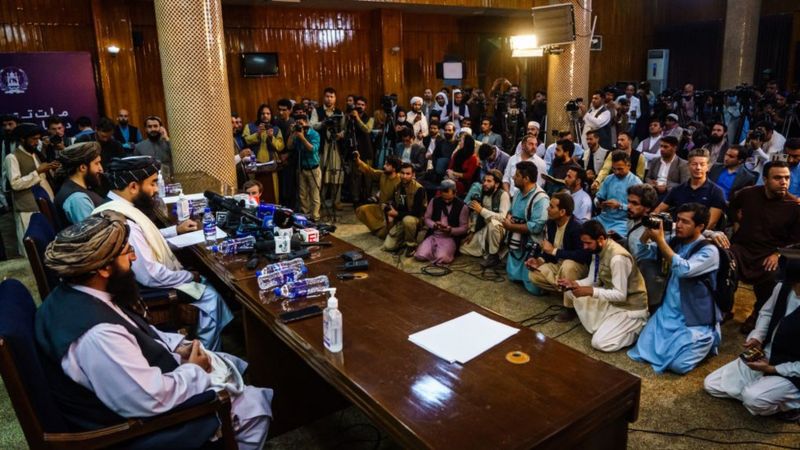 Afganistán: el misterioso portavoz del Talibán que por fin mostró su cara en público
