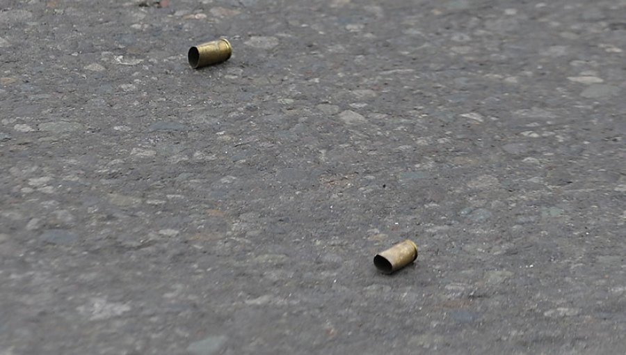 Hombre recibió dos impactos de bala en plena vía pública de Valparaíso: se investiga un ajuste de cuentas