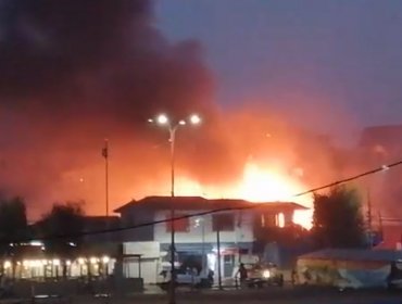 Incendio consumió una vivienda en la Av. 21 de Mayo de Quintero: moradores fueron evacuados