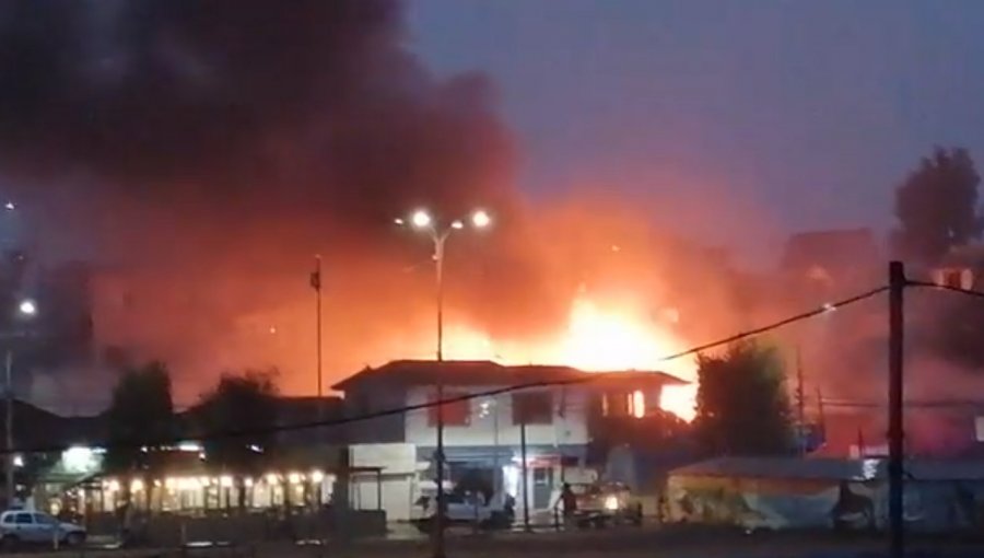 Incendio consumió una vivienda en la Av. 21 de Mayo de Quintero: moradores fueron evacuados