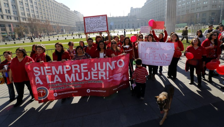 Matronas iniciaron paro nacional en rechazo a reforma del Código Sanitario: sostienen que limita su labor