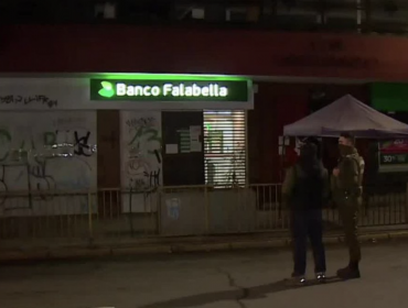 Sorprenden a seis delincuentes intentando ingresar a bóveda de un banco desde un restaurante en San Bernardo