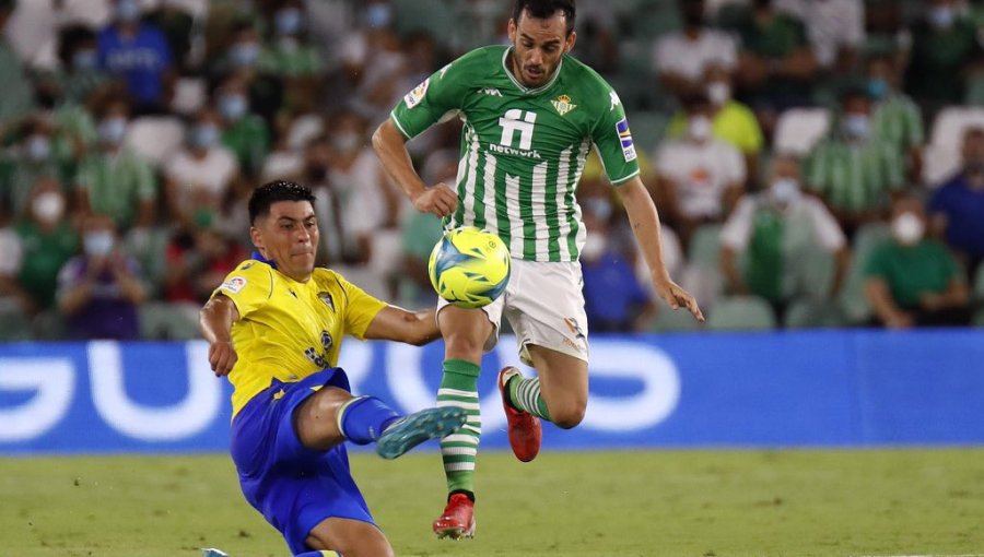 Tomás Alarcón fue titular y casi anota un gol en el duelo del Cádiz ante el Betis de Bravo