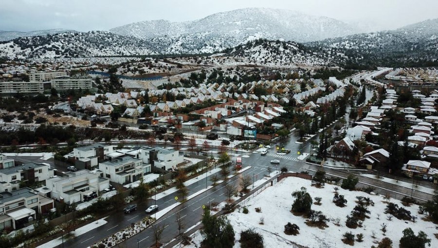 Actualizan la Alerta Temprana Preventiva en 10 comunas de la región Metropolitana por nevadas y precipitaciones