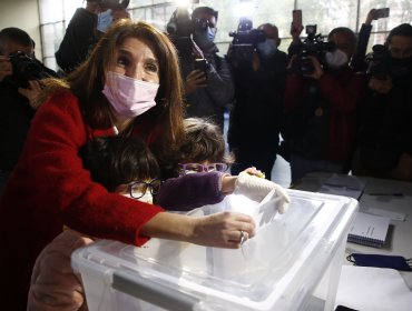 Paula Narváez votó en Las Condes: Espera gran participación pese a la lluvia