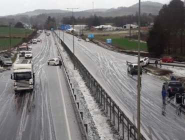 Una docena de autos protagonizan accidente de tránsito en Ercilla tras granizos