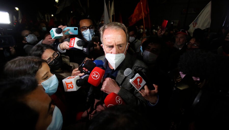 "Acá está la izquierda verdadera": Eduardo Artés inscribió su candidatura presidencial en el Servel