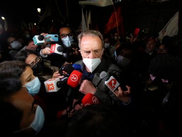"Acá está la izquierda verdadera": Eduardo Artés inscribió su candidatura presidencial en el Servel