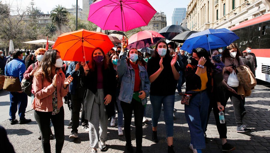 Estudiantes y ex dirigentes conmemoran la “marcha de los paraguas" del 2011 y entregan petición a la Convención