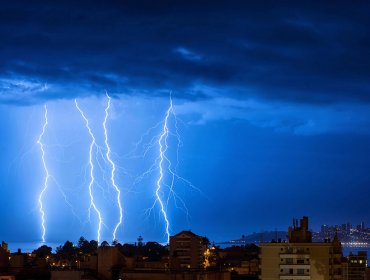 Emiten alerta sobre posibles tormentas eléctricas en la región de Valparaíso y Metropolitana