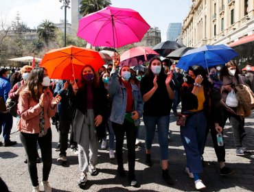 Estudiantes y ex dirigentes conmemoran la “marcha de los paraguas" del 2011 y entregan petición a la Convención