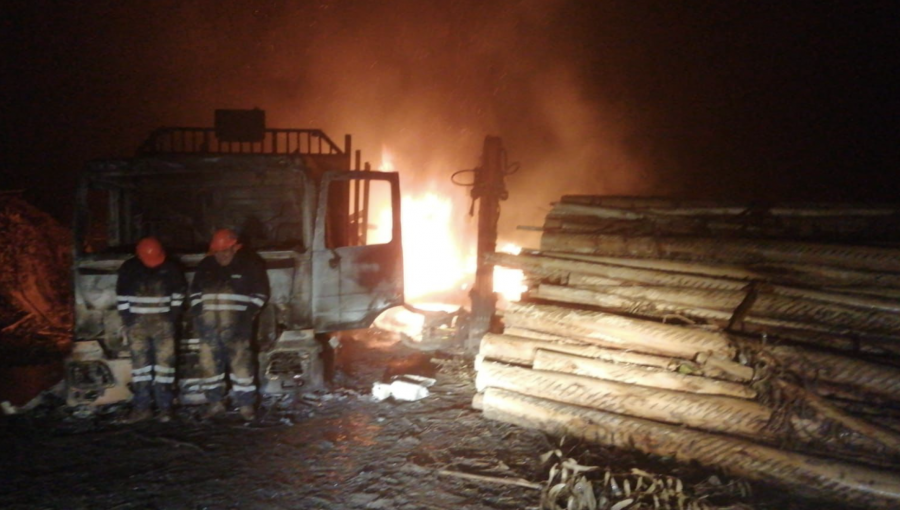 Cinco camiones y una grúa resultaron destruidos tras nuevo ataque incendiario entre Curanilahue y Nacimiento