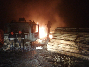 Cinco camiones y una grúa resultaron destruidos tras nuevo ataque incendiario entre Curanilahue y Nacimiento